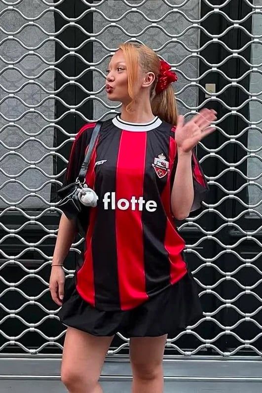 Maillot unisexe surdimensionné noir et rouge Hello Kitty