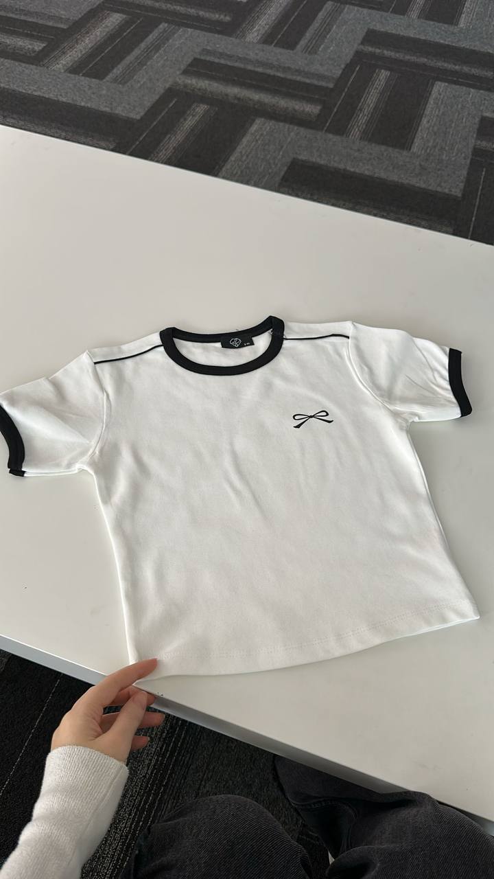 Crop top blanc à rayures et nœud