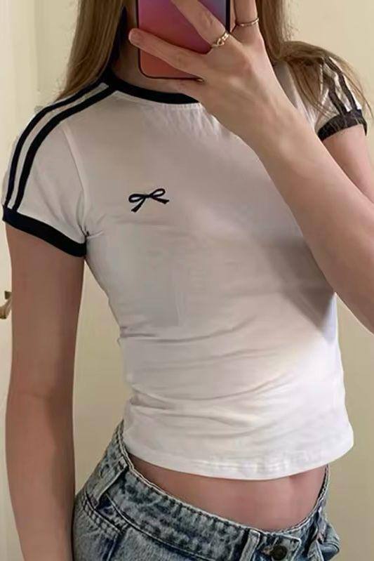Crop top blanc à rayures et nœud 