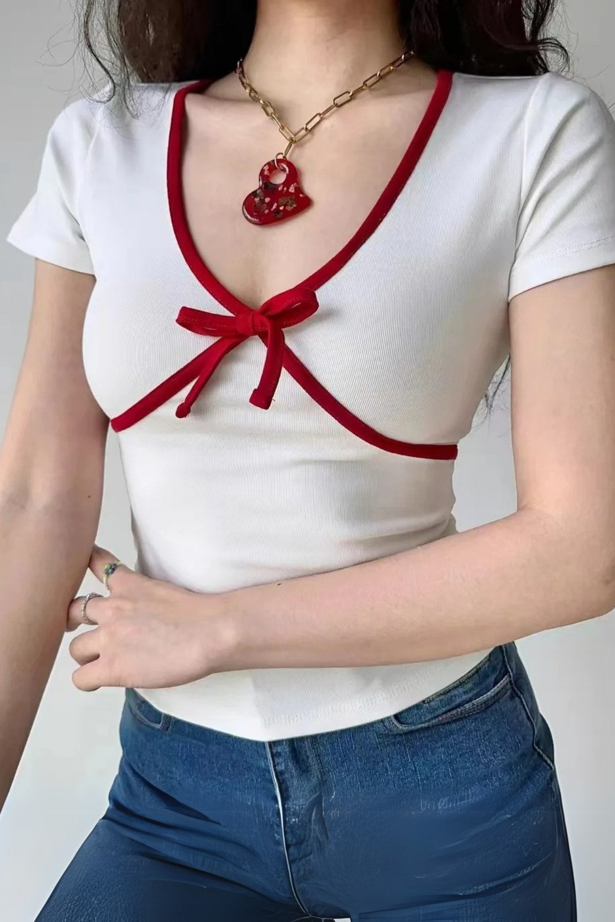Haut coquette à nœud rouge