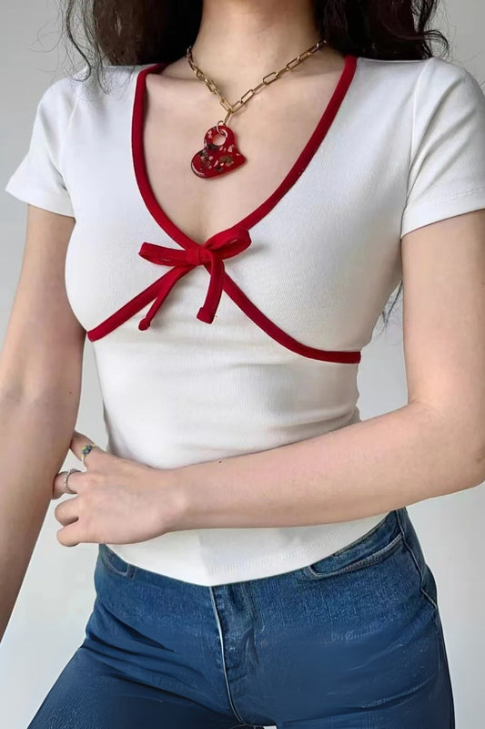 Haut coquette à nœud rouge