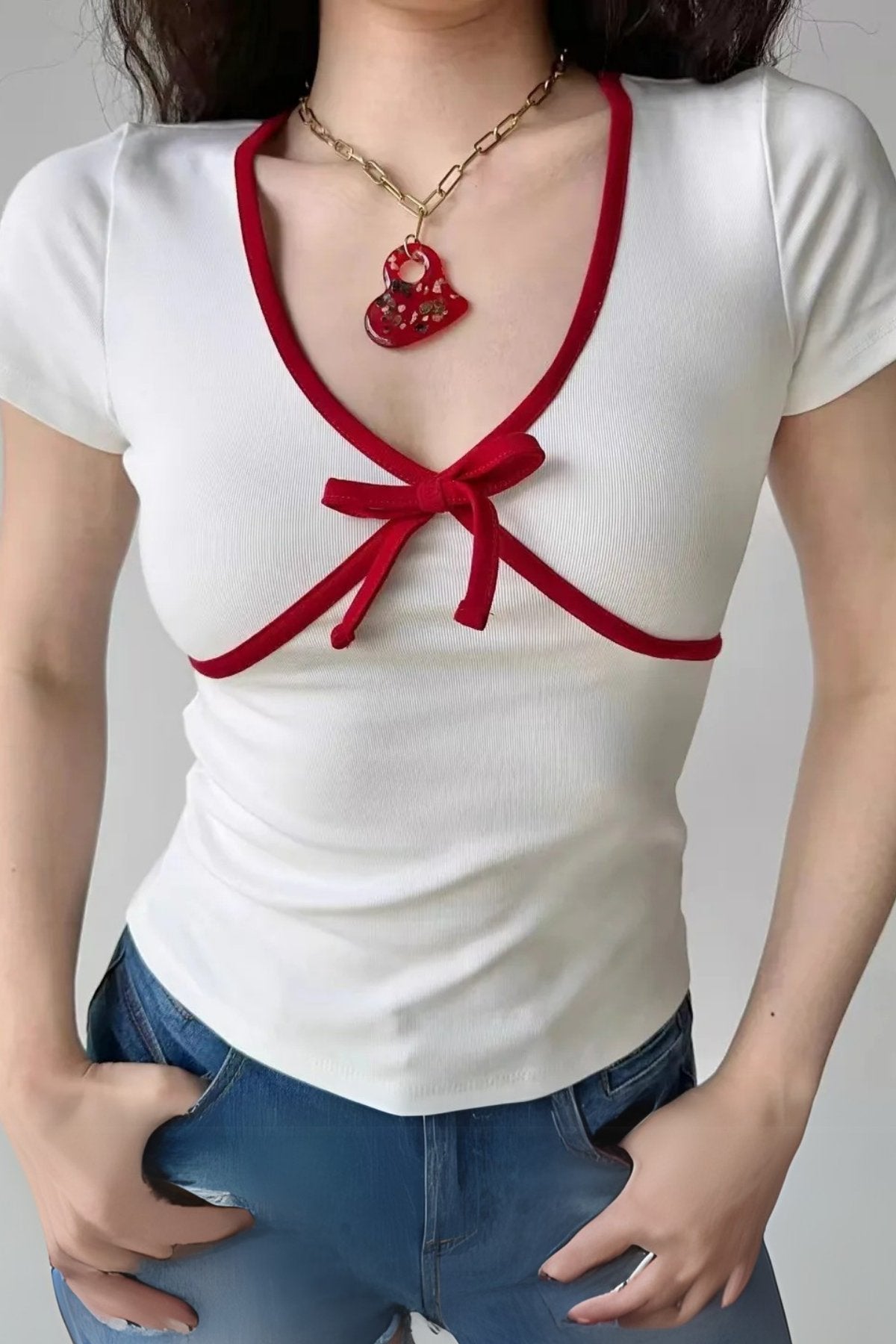 Haut coquette à nœud rouge